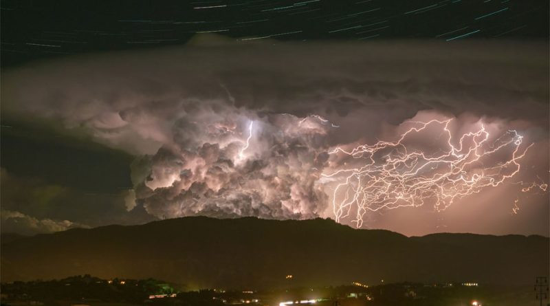 Traînées d'étoiles et éclairs au-dessus des Pyrénées