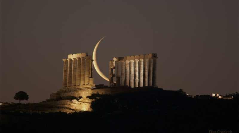 Croissant de lune au-delà du temple grec
