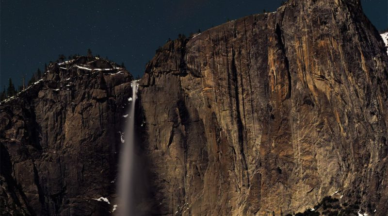 La comète ZTF au-dessus des chutes de Yosemite.