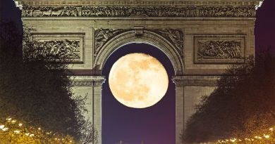 La lune à travers l'Arc de Triomphe