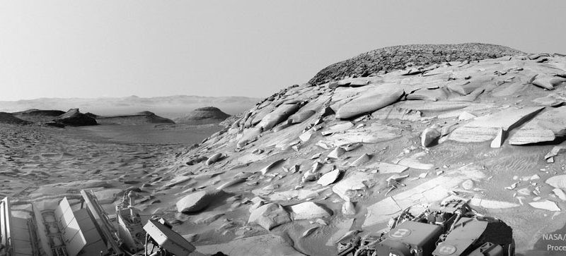 Collines de roches plates sur Mars
